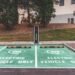 Estación de carga para vehículos eléctricos en Reino Unido, donde los costos operativos son nueve veces menores que los de co