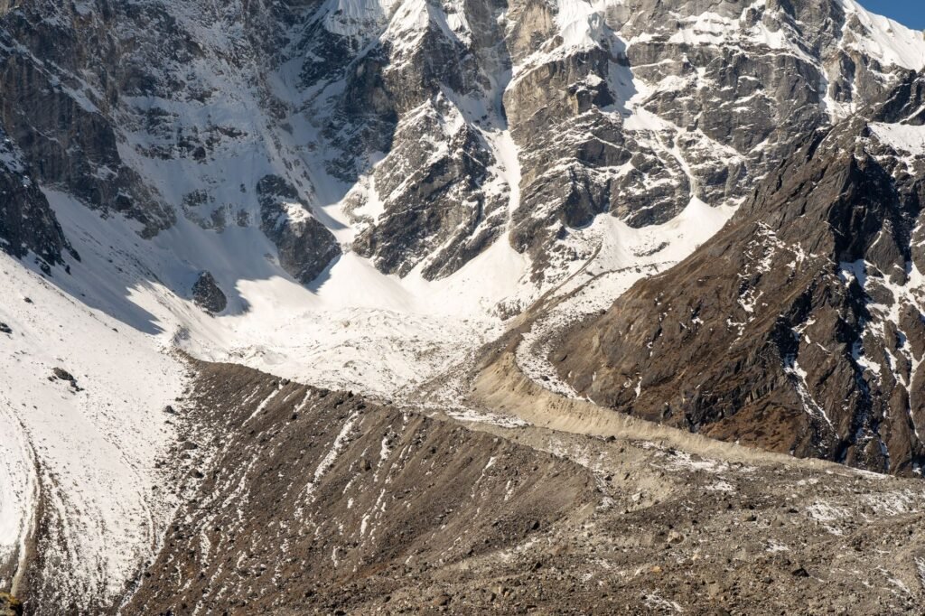 Vista de glaciar en montaña del Himalaya con grietas visibles en la superficie helada.
