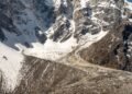 Vista de glaciar en montaña del Himalaya con grietas visibles en la superficie helada.