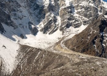 Vista de glaciar en montaña del Himalaya con grietas visibles en la superficie helada.