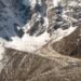 Vista de glaciar en montaña del Himalaya con grietas visibles en la superficie helada.