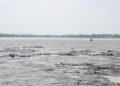 Agua turbia y contaminada en un río amazónico afectado por la minería ilegal.