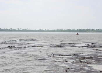 Agua turbia y contaminada en un río amazónico afectado por la minería ilegal.