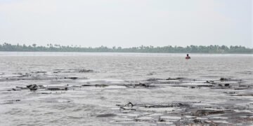 Agua turbia y contaminada en un río amazónico afectado por la minería ilegal.