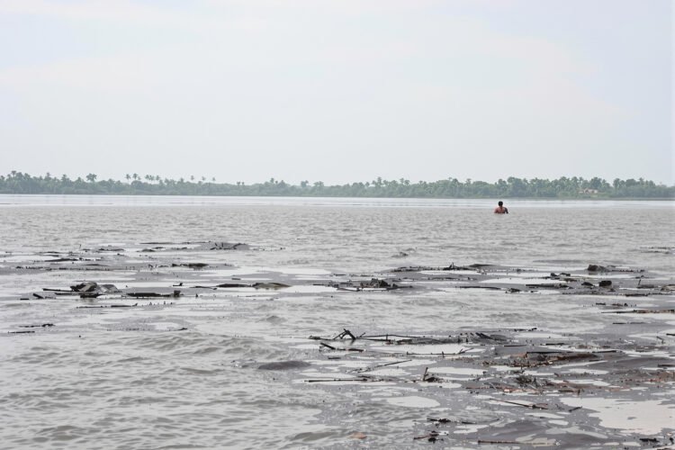Agua turbia y contaminada en un río amazónico afectado por la minería ilegal.