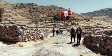 Comunidad rural en paisaje montañoso de América Latina, referencia al monitoreo climático comunitario.