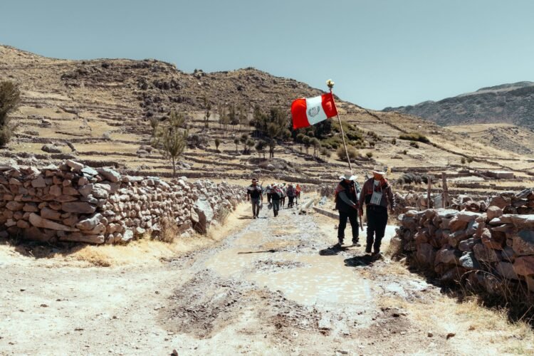 Comunidad rural en paisaje montañoso de América Latina, referencia al monitoreo climático comunitario.