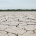 Lecho de río amazónico seco y agrietado por sequía extrema en Perú.