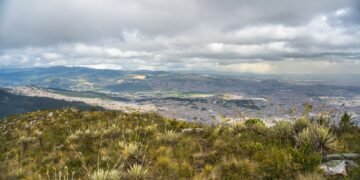Paisaje de páramo andino en Colombia, ecosistema de alta montaña que provee agua a millones de personas.