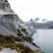 Vista de un desprendimiento de ladera en cerro patagónico junto a un lago, con vegetación arrastrada hacia el agua.