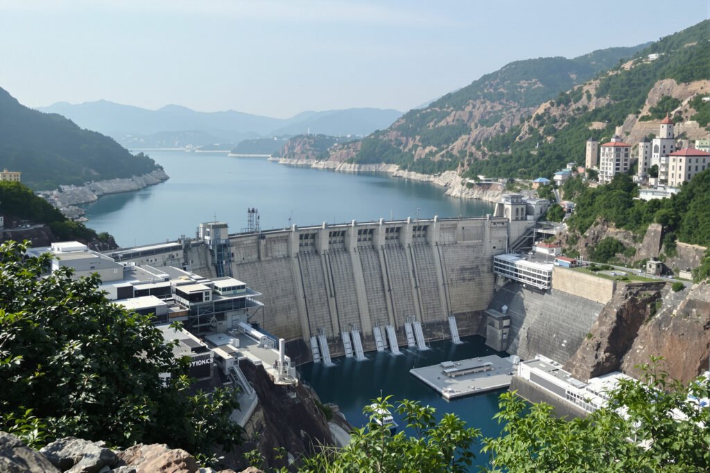 Represa hidroeléctrica en zona montañosa con río en Nepal, representando infraestructura energética vulnerable a inundaciones