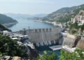 Represa hidroeléctrica en zona montañosa con río en Nepal, representando infraestructura energética vulnerable a inundaciones