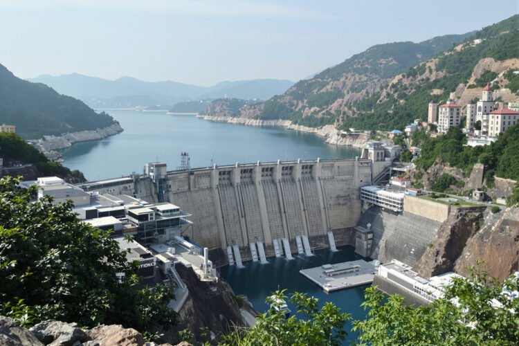Represa hidroeléctrica en zona montañosa con río en Nepal, representando infraestructura energética vulnerable a inundaciones