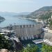 Represa hidroeléctrica en zona montañosa con río en Nepal, representando infraestructura energética vulnerable a inundaciones