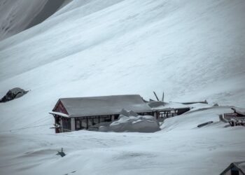 Vista del paisaje montañoso del Himalaya donde ocurrió el desastre de Nepal que superó los límites de adaptación climática.