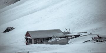 Vista del paisaje montañoso del Himalaya donde ocurrió el desastre de Nepal que superó los límites de adaptación climática.