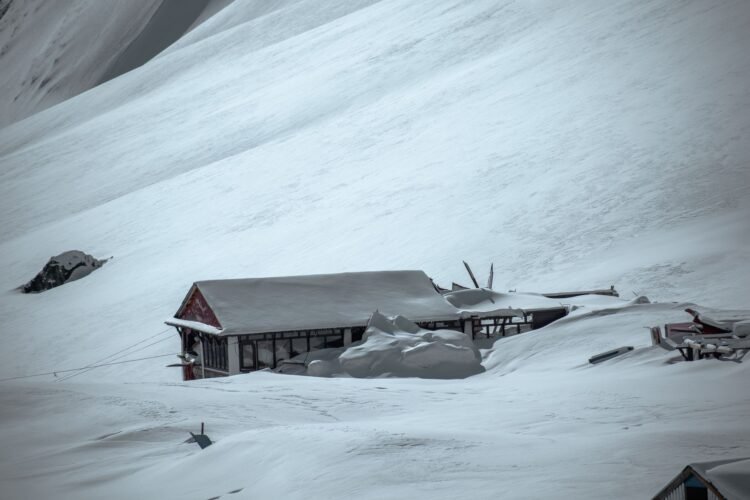 Vista del paisaje montañoso del Himalaya donde ocurrió el desastre de Nepal que superó los límites de adaptación climática.