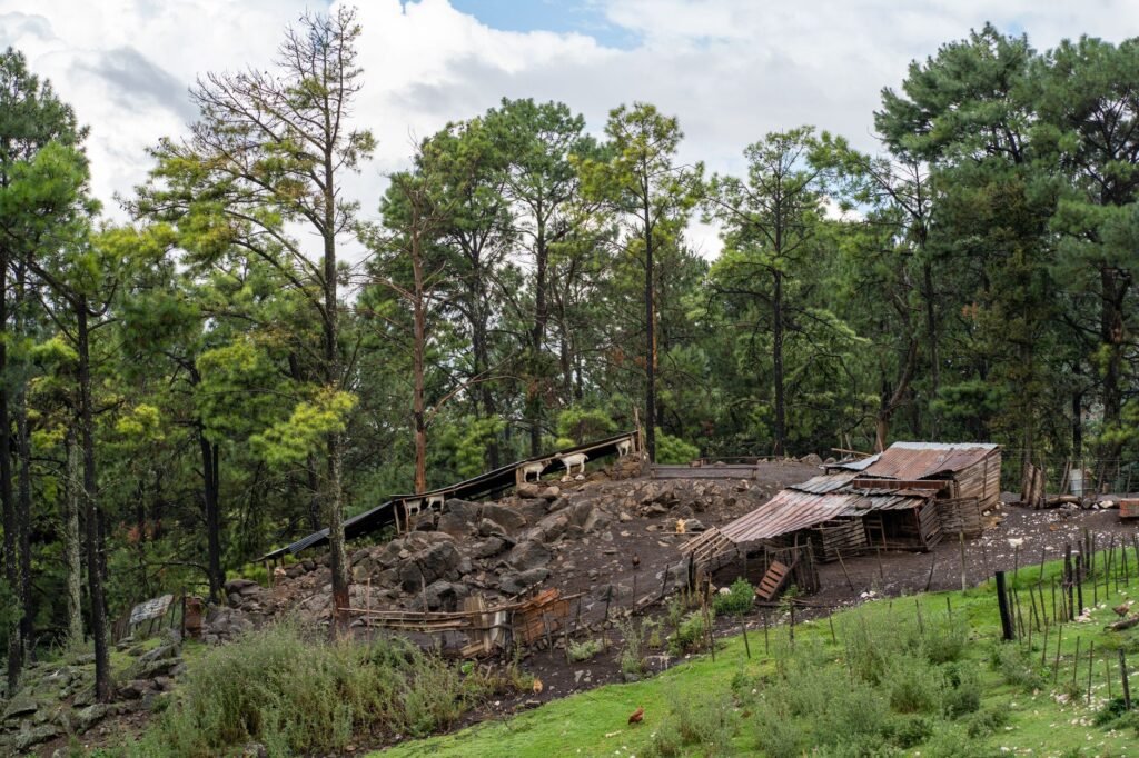 Campamento de refugiados en ladera expuesta a lluvias monzónicas en el sur de Asia.