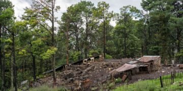 Campamento de refugiados en ladera expuesta a lluvias monzónicas en el sur de Asia.