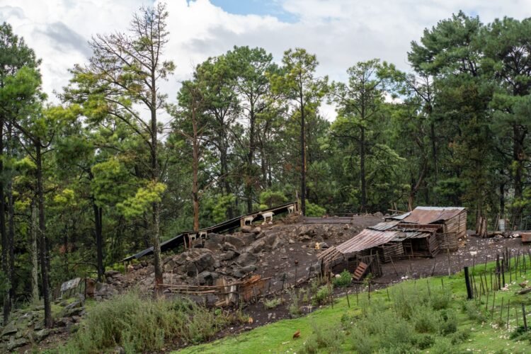 Campamento de refugiados en ladera expuesta a lluvias monzónicas en el sur de Asia.