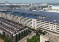 Planta de fabricación de paneles solares en China, representando la industria fotovoltaica en crisis.