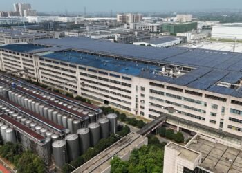 Planta de fabricación de paneles solares en China, representando la industria fotovoltaica en crisis.