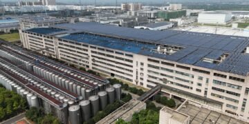 Planta de fabricación de paneles solares en China, representando la industria fotovoltaica en crisis.