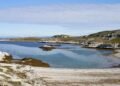 Paisaje costero de las Islas Malvinas, territorio en disputa por soberanía y recursos naturales en el Atlántico Sur.