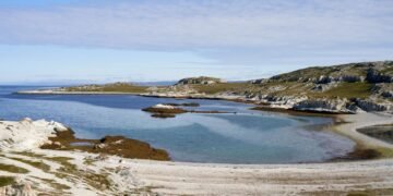 Paisaje costero de las Islas Malvinas, territorio en disputa por soberanía y recursos naturales en el Atlántico Sur.