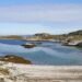 Paisaje costero de las Islas Malvinas, territorio en disputa por soberanía y recursos naturales en el Atlántico Sur.