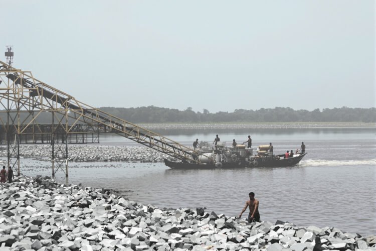 Draga minera ilegal operando en un río de la Amazonía peruana, extrayendo oro de los sedimentos.
