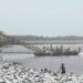 Draga minera ilegal operando en un río de la Amazonía peruana, extrayendo oro de los sedimentos.