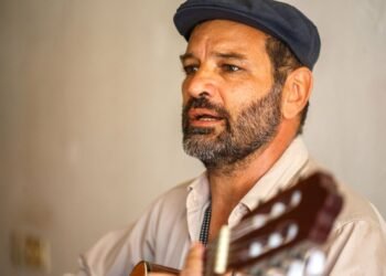 Guitarra acústica en concierto de música folklórica argentina, referencia al nuevo álbum de Duratierra.