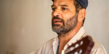 Guitarra acústica en concierto de música folklórica argentina, referencia al nuevo álbum de Duratierra.