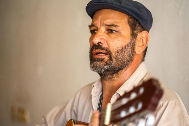 Guitarra acústica en concierto de música folklórica argentina, referencia al nuevo álbum de Duratierra.