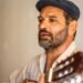 Guitarra acústica en concierto de música folklórica argentina, referencia al nuevo álbum de Duratierra.
