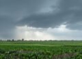 Nubes de tormenta sobre paisaje con lluvias intensas asociadas al fenómeno El Niño 2026.