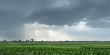 Nubes de tormenta sobre paisaje con lluvias intensas asociadas al fenómeno El Niño 2026.