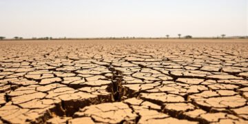 Tierra agrietada por la sequía en África subsahariana, región vulnerable al fenómeno de El Niño.