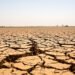 Tierra agrietada por la sequía en África subsahariana, región vulnerable al fenómeno de El Niño.