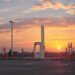 Estación de carga para vehículos eléctricos en China al atardecer, símbolo de la transición energética que impulsa la caída d