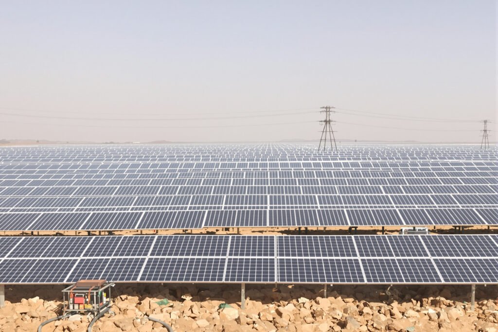 Instalación de paneles solares en Rajasthan, India, donde la energía solar crece un 40% anual.