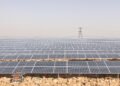 Instalación de paneles solares en Rajasthan, India, donde la energía solar crece un 40% anual.