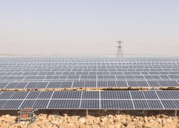 Instalación de paneles solares en Rajasthan, India, donde la energía solar crece un 40% anual.
