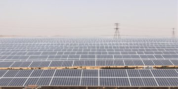 Instalación de paneles solares en Rajasthan, India, donde la energía solar crece un 40% anual.
