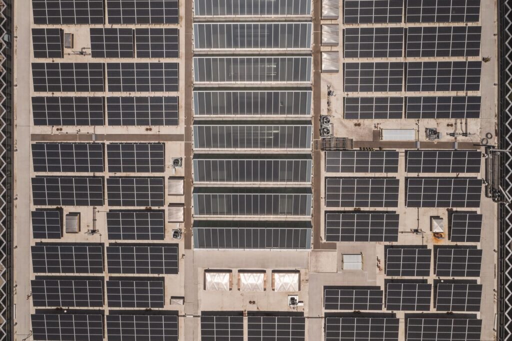 Paneles solares instalados sobre techo industrial en Ucrania para garantizar energía descentralizada ante ataques rusos.