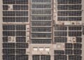 Paneles solares instalados sobre techo industrial en Ucrania para garantizar energía descentralizada ante ataques rusos.