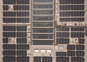 Paneles solares instalados sobre techo industrial en Ucrania para garantizar energía descentralizada ante ataques rusos.