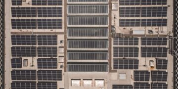 Paneles solares instalados sobre techo industrial en Ucrania para garantizar energía descentralizada ante ataques rusos.