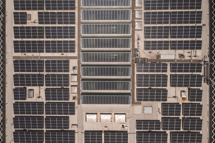 Paneles solares instalados sobre techo industrial en Ucrania para garantizar energía descentralizada ante ataques rusos.